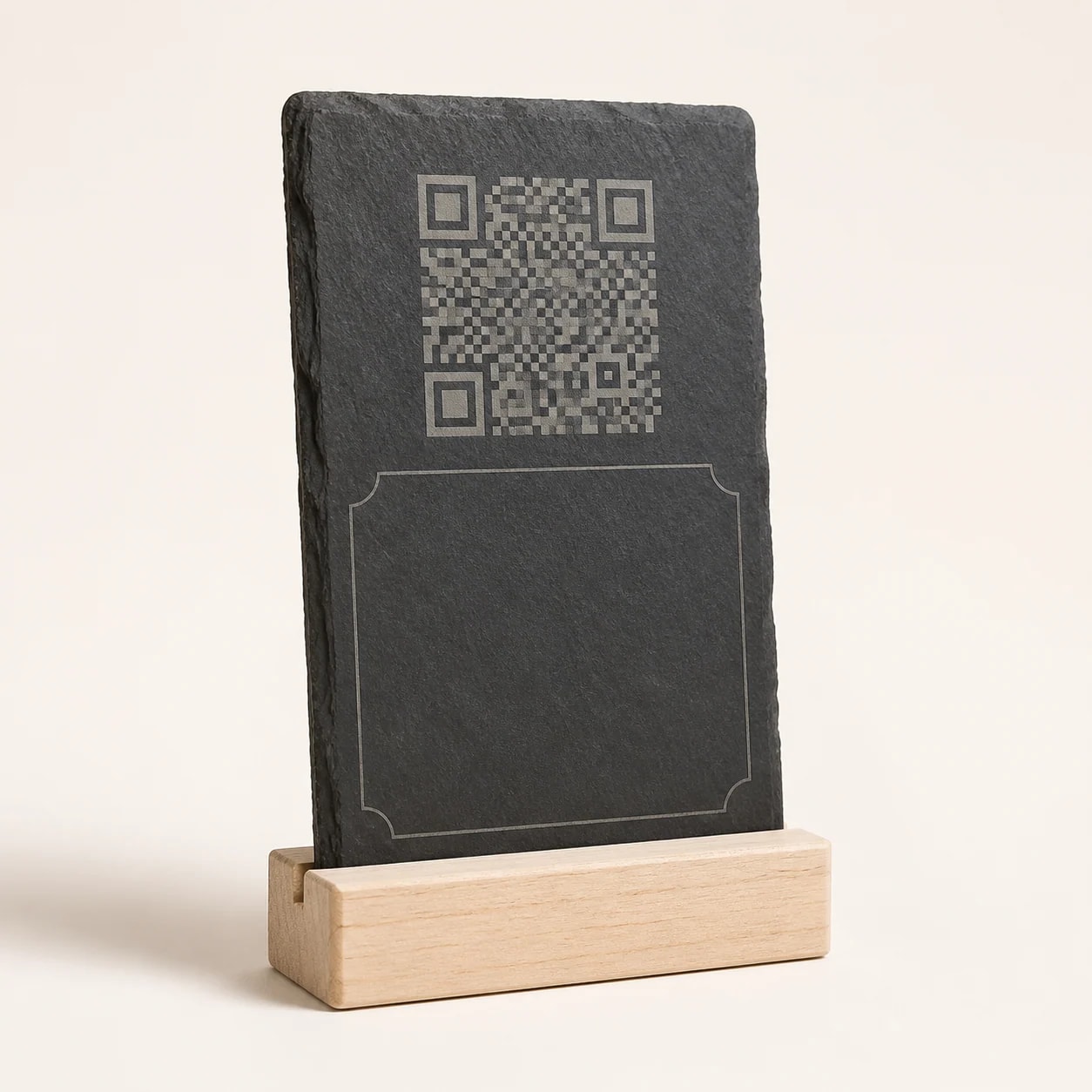 Firemní QR stojánek pro menu a sociální sítě – ilustrační fotografie