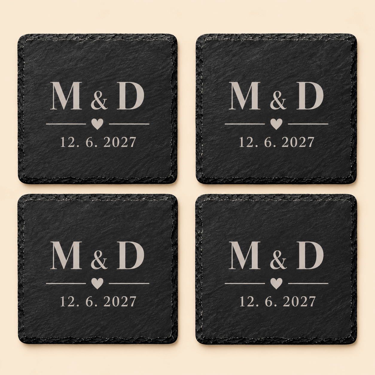 Čtyři břidlicové podtácky s jednoduchým monogramem a datem svatby
